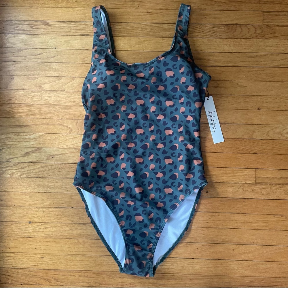 NWT Nicole Miller Studio Wild Kingdom Animal Leopard Print Scoop Back Swimsuit